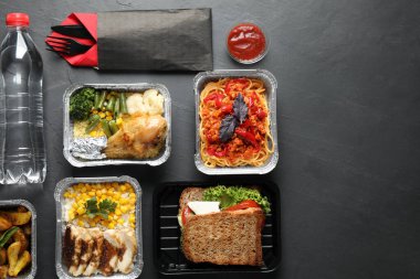 Gri masadaki beslenme çantaları düz yatıyordu. Sağlıklı yemek servisi.