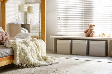 Rahat yataklı rahat bir çocuk odası.