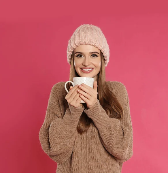 ピンクを基調とした帽子とセーターの美しい若い女性。冬の季節 — ストック写真