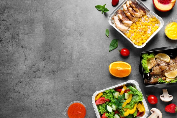 Lunchboxen op grijze tafel, plat gelegd. Gezonde voedselverstrekking — Stockfoto