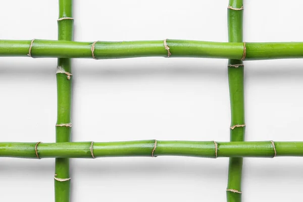 Marco hecho de tallos de bambú verde sobre fondo blanco. Espacio para texto —  Fotos de Stock