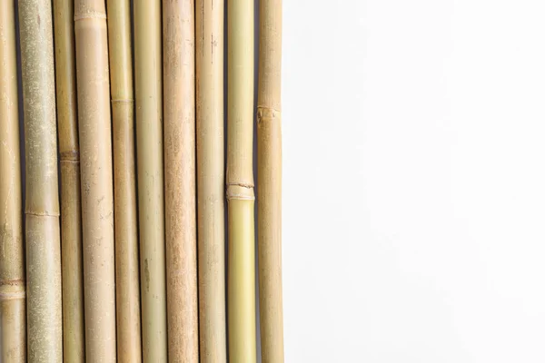 Palos de bambú seco sobre fondo blanco, vista superior —  Fotos de Stock