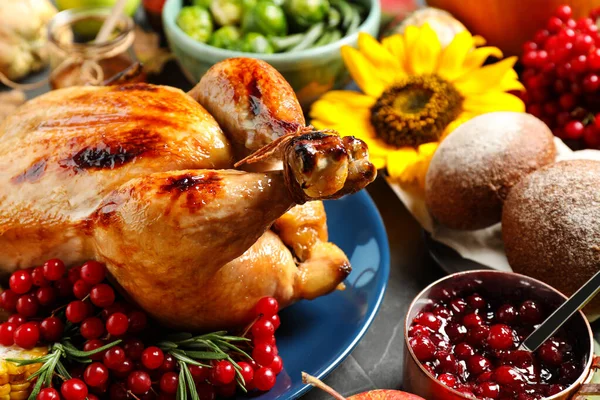 Composición con deliciosas verduras de pavo y otoño como fondo, primer plano. Feliz Día de Acción de Gracias — Foto de Stock