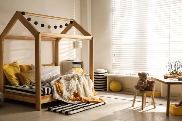 Затишний інтер'єр дитячої кімнати зі зручним ліжком — стокове фото