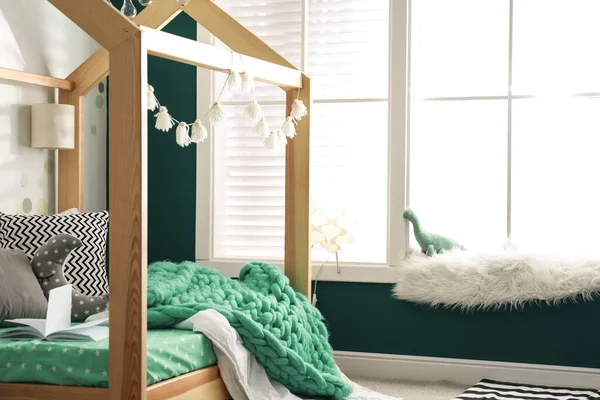 快適なベッドと居心地の良い子部屋のインテリア — ストック写真