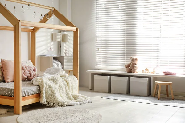 Acogedor interior de la habitación infantil con cama cómoda —  Fotos de Stock