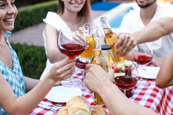 Amigos felizes com bebidas se divertindo na festa de churrasco ao ar livre — Fotografia de Stock