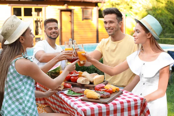 Amici felici con bevande divertirsi alla festa barbecue all'aperto — Foto Stock