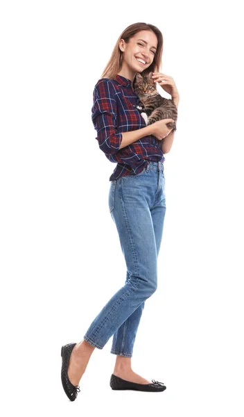 Junge Frau mit Katze auf weißem Hintergrund. Besitzer und Haustier — Stockfoto