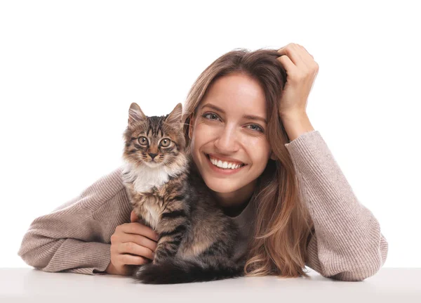 Wanita muda dengan kucing di latar belakang putih. Pemilik dan hewan peliharaan — Stok Foto