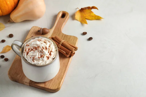 Κύπελλο με νόστιμο latte κολοκύθα μπαχαρικό στο τραπέζι φως, χώρος για κείμενο — Φωτογραφία Αρχείου