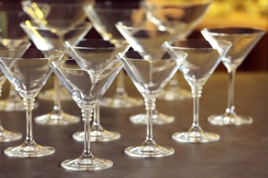 Bulanık arka planda boş martini bardakları