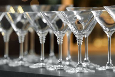 Bulanık arka planda boş martini bardakları