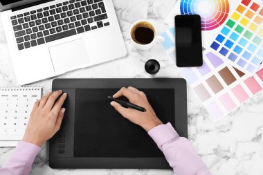 Beyaz mermer tablo, üst görünüm grafik tablet ile çalışan bayan tasarımcı