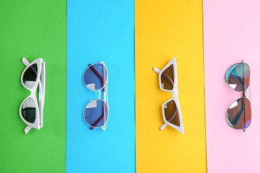 Renkli arka planda şık güneş gözlükleri, düz yatış. Yaz zamanı.