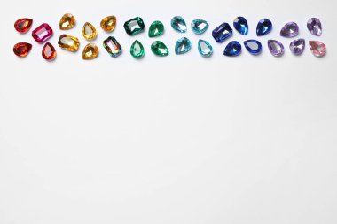 Beyaz arka planda farklı güzel taşlar, üst manzara