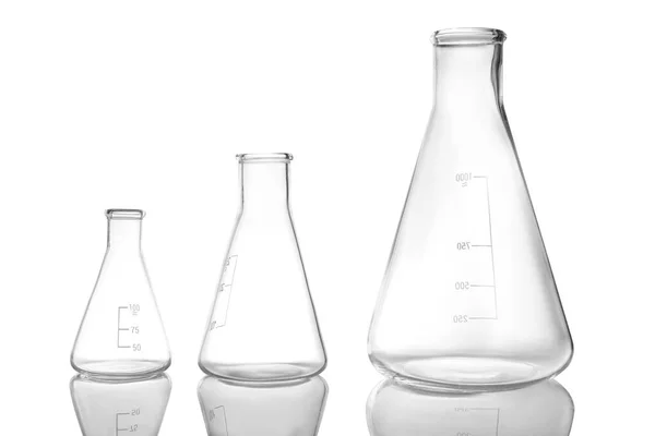Beyaz arka planda boş konik şişeler. Laboratuvar cam — Stok fotoğraf