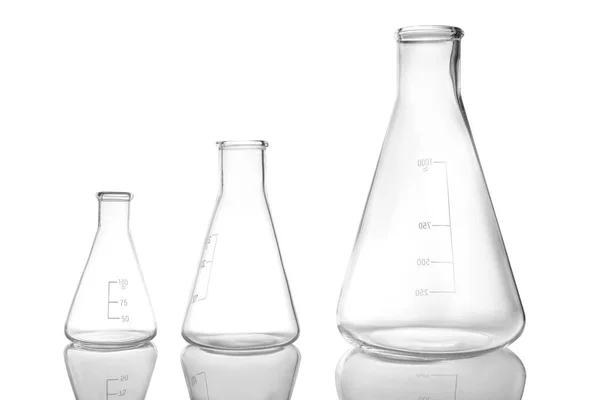 Tomma koniska kolvar på vit bakgrund. Laboratorieartiklar av glas — Stockfoto