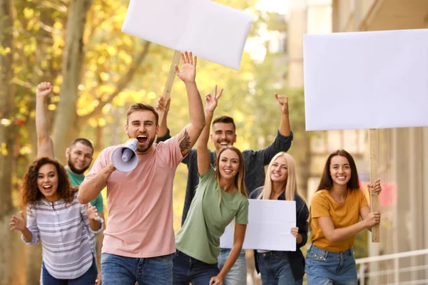 Joven feliz con megáfono líder demostración al aire libre — Foto de Stock