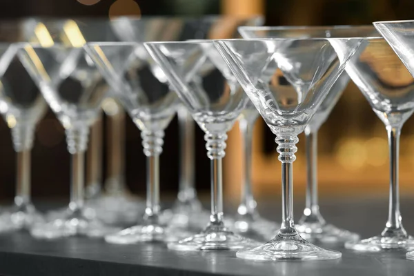 Bicchieri da martini vuoti sul tavolo contro lo sfondo sfocato — Foto Stock