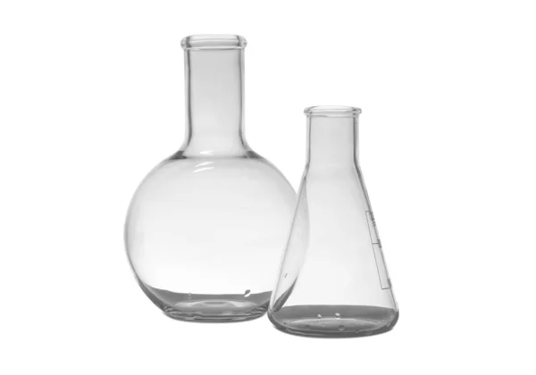 Florencia vacía y frascos cónicos sobre fondo blanco. Artículos de vidrio de laboratorio — Foto de Stock