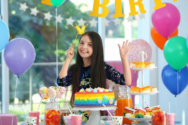 Chica feliz en la habitación decorada para la fiesta de cumpleaños — Foto de Stock