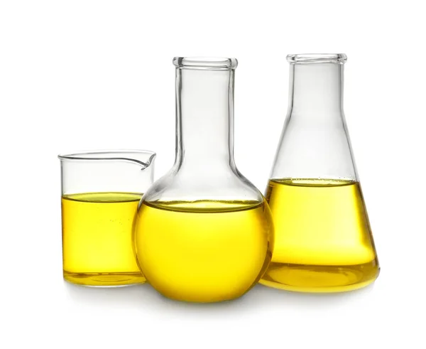 흰색 바탕에 노란색 액체 실험실 유리 그릇 — 스톡 사진