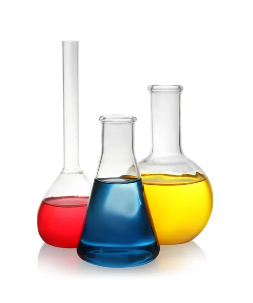 Laboratorium glaswerk met kleurrijke vloeistoffen op witte achtergrond — Stockfoto