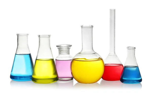 Laboratorní sklo s barevnými kapalinami na bílém pozadí — Stock fotografie