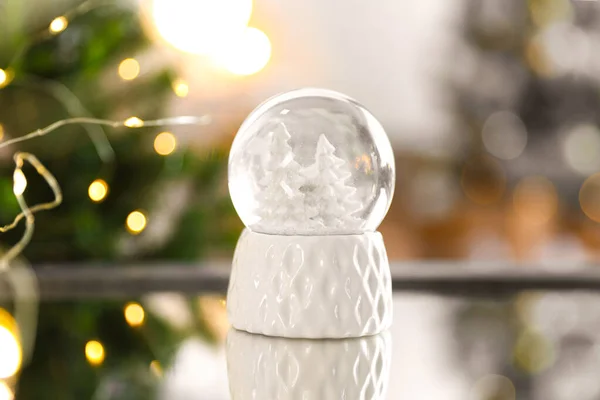 Globo de neve decorativo de Natal na superfície do espelho — Fotografia de Stock