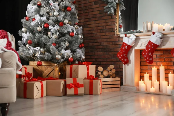 Όμορφα διακοσμημένο χριστουγεννιάτικο δέντρο στο σαλόνι — Φωτογραφία Αρχείου