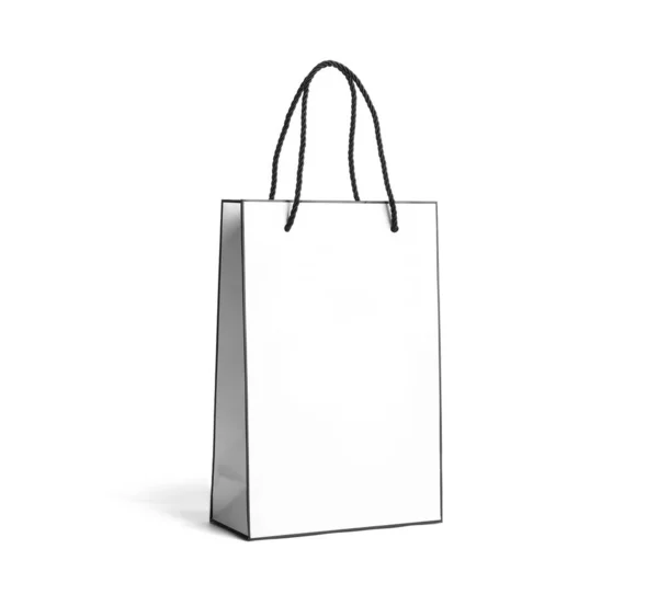 Bolsa de compras de papel con asas sobre fondo blanco. Burla para el diseño — Foto de Stock
