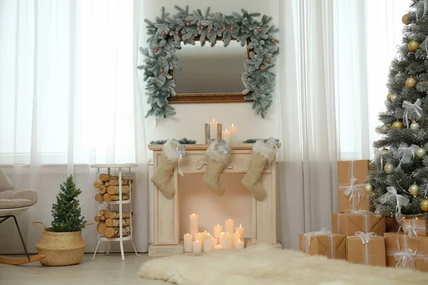 Interior acolhedor quarto com espelho, lareira e árvore de Natal — Fotografia de Stock