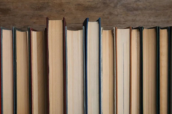 Montón de libros de tapa dura sobre fondo de madera — Foto de Stock