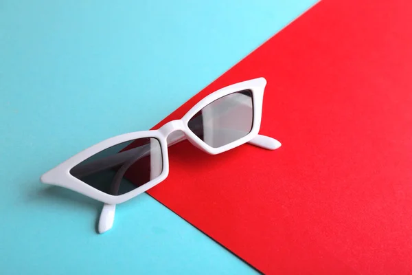 Snygga solglasögon på färg bakgrund, ovan visa med utrymme för text. Sommartid — Stockfoto
