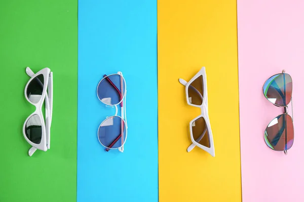 Κομψά γυαλιά ηλίου στο φόντο χρώμα, επίπεδη lay. Θερινή ώρα — Φωτογραφία Αρχείου
