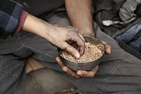 Miskin tunawisma dengan mangkuk gandum di luar ruangan, menutup — Stok Foto