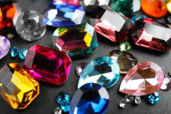 Different beautiful gemstones on black background, closeup — Stock Photo, Image