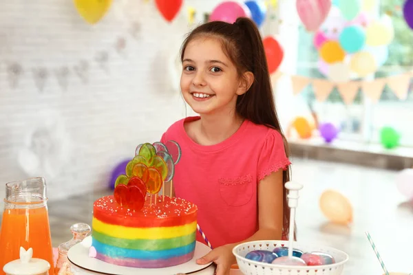 Gelukkig meisje in kamer ingericht voor verjaardagsfeest — Stockfoto