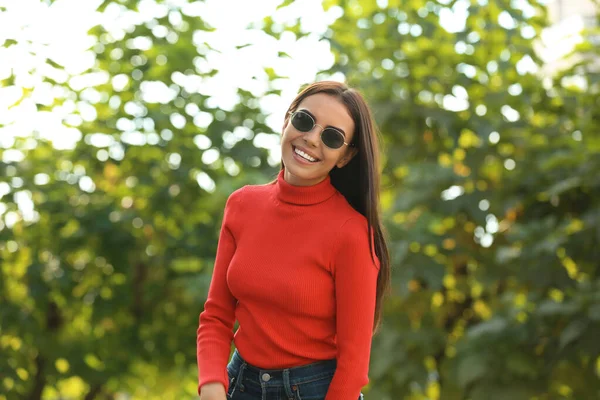 Hermosa mujer con gafas de sol con estilo en el parque verde —  Fotos de Stock