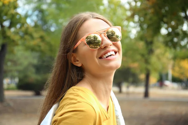 Młoda kobieta w stylowych okularach w parku — Zdjęcie stockowe