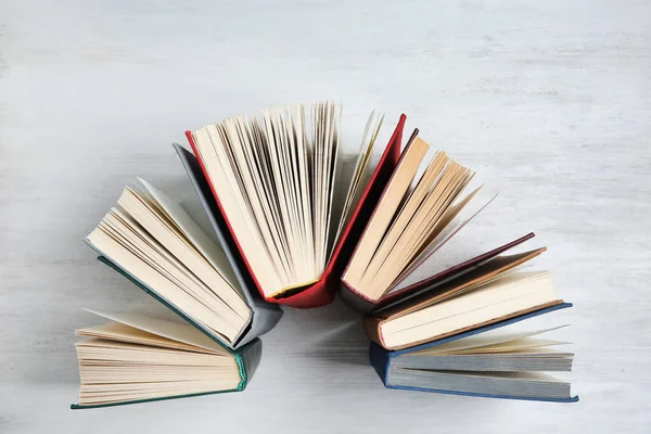 Capa dura livros sobre fundo de madeira branco, flat lay — Fotografia de Stock