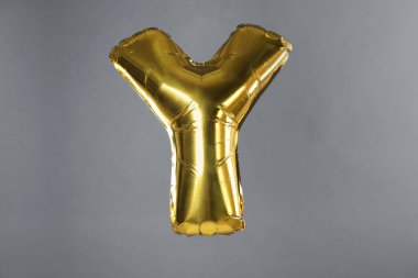 Gri arkaplanda altın harfli Y balonu