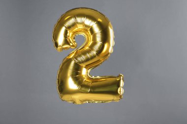 Gri arkaplanda iki numaralı altın balon