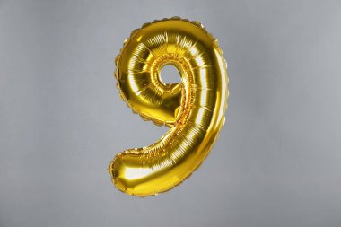 Gri arkaplanda dokuz numaralı altın balon