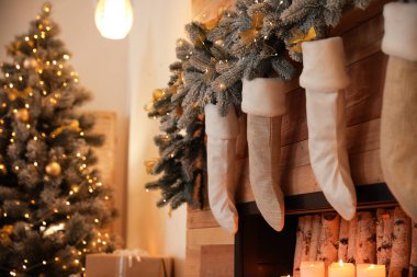 Dekoratif şömineli şık bir oda. Noel zamanı