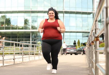 Güzel kilolu kadın dışarıda koşuyor. Fitness yaşam tarzı