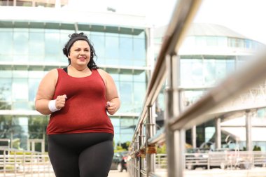 Güzel kilolu kadın dışarıda koşuyor. Fitness yaşam tarzı