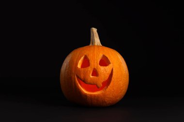 Siyah arka planda kabak kafa. Jack Lantern - geleneksel Cadılar Bayramı dekorasyonu