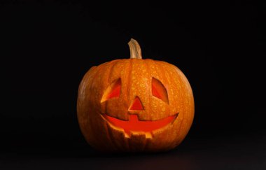Siyah arka planda kabak kafa. Jack Lantern - geleneksel Cadılar Bayramı dekorasyonu